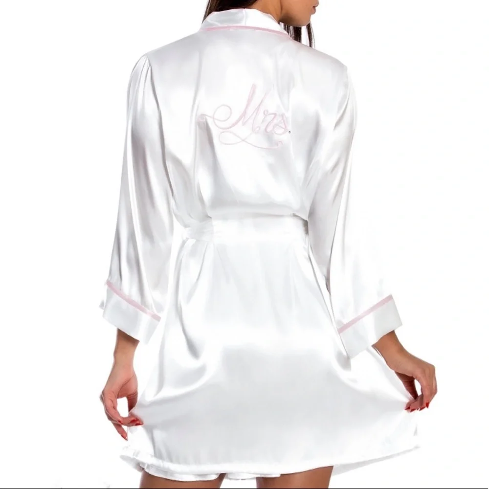 NWOT Linea Donatella Mrs. Embroidered Wrap Robe and Chemise Nightgown Set